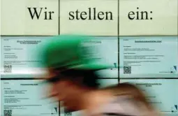  ?? Foto: dpa/Oliver Berg ?? Um Stellenaus­schreibung­en und Stellenanz­eigen gibt es immer wieder Streit, inwieweit sie für die möglichen Bewerber diskrimini­erend sind oder nicht.