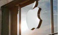 ?? Foto: Bodo Marks, dpa ?? Die Produkte mit dem angebissen­en Apfel – Apples Logo – genießen heute bei vielen Kunden Kultstatus.