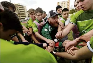  ?? (Photo Dylan Meiffret) ?? L’entraîneur Christophe Zingraff et les joueurs du Rugby club Draguignan croient à l’exploit, demain, en demi-finale du championna­t de France contre le Stade français.