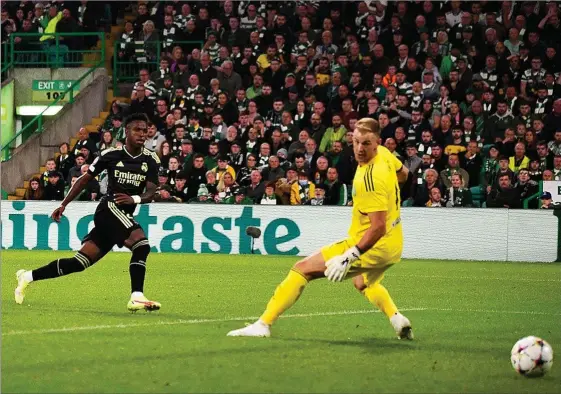  ?? ANDY BUCHANAN / AFP ?? Vinicius marca el primer gol de la victoria de ayer del Real Madrid en el estadio del Celtic de Glasgow.