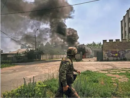  ?? Foto Aris Messinis/AFP ?? Ukrajinski vojak v mestu Lisičansk na vzhodu Ukrajine, kjer potekajo srditi spodati med ukrajinsko in rusko vojsko.