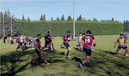  ?? TIM FULTON ?? Ohoka halfback Scott Beattie makes a burst for the tryline in his team’s 32-17 win over Hampstead.