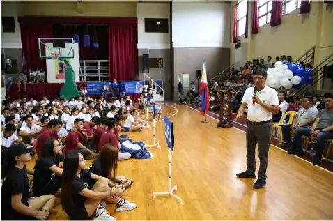  ?? — CSF-CIO ?? CSF YOUNG ATHLETES GO FOR VICTORY. Mayor Edwin ‘EdSa’Santiago delivers his message to hundreds of Fernandino student-athletes during the opening ceremony of CSF-EDSA Inter-Collegiate and Senior High School Games 2018 at Colegio de Sebastian over the weekend.