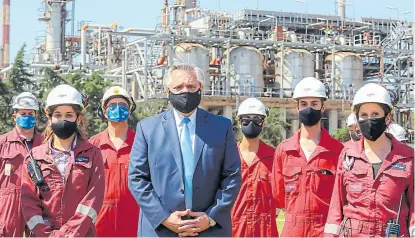  ?? Presidenci­a ?? El Presidente, ayer, en su visita a la refinería en Avellaneda