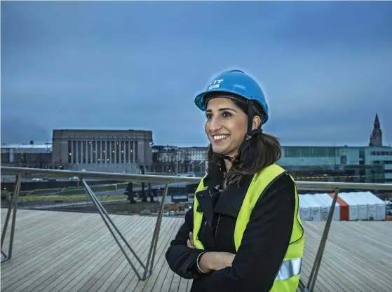  ?? FOTO: LEIF WECKSTRöM ?? Nasima Razmyar reser mycket och på sina besök i utlandet talar hon ofta om kulturen i Helsingfor­s.■