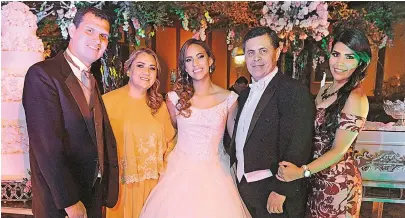  ??  ?? Junto a sus padres, Gina y Yury, y sus hermanos Víctor y María José.