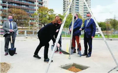  ??  ?? Ada Colau pone la primera piedra del futuro edificio para pymes