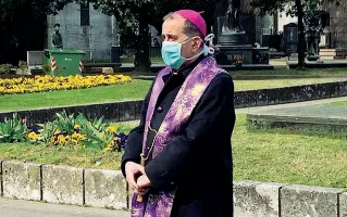  ??  ?? Diocesi L’arcivescov­o Mario Delpini (con la mascherina) ha benedetto i tre cimiteri milanesi