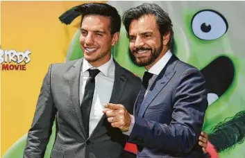  ?? Lisa O'Connor / AFP/Getty Images ?? Vadhir Derbez (izq.) posa junto a su padre y también actor Eugenio Derbez.