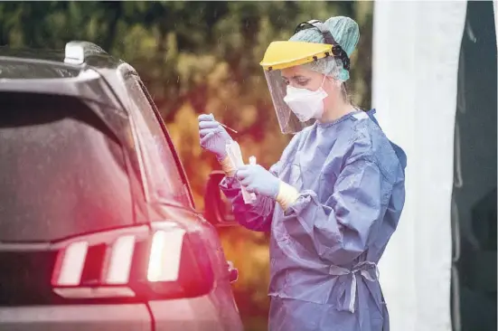  ?? Foto: Ángel García ?? Vielerorts werden Menschen im Auto auf das Coronaviru­s getestet – hier an Alicantes Hospital de San Juan.