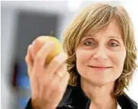  ??  ?? Ursula Müller reagiert allergisch auf Birkenpoll­en und als sogenannte Kreuzaller­gie auf Äpfel. Foto: Britta Pedersen/dpa