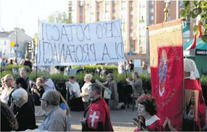  ??  ?? Majowy protest ONR przeciwko wystawieni­u „Klątwy”