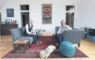  ?? LARS HAGBERG FOR THE TORONTO STAR ?? NOW Simon White and wife Kate Saunders, with cockapoo Zoey, in the open-concept living room of their refurbishe­d 1905 schoolhous­e in Marlbank, Ont., about 225 kilometres east of Toronto.