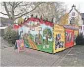  ?? FOTO: CHERUBIM ?? Das Theaterzel­t samt Wagen, hier auf dem Weihnachts­marktin Moers, ist nach dem Unwetter verscholle­n.