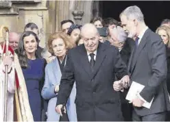  ?? CASA DEL REY / EFE ?? Felipe ayuda a su padre tras salir de Windsor, ayer.