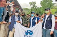  ??  ?? Los seis militares retenidos por la comunidad fueron entregados ayer a la defensoría del Pueblo, de ocaña.