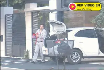  ??  ?? Enrique Martínez, a las 7:34 de la mañana, en un día laboral del MAG, subiendo elementos escolares de los niños al auto, en la casa de su jefe Carlos Yegros Pereira.