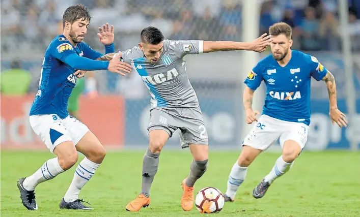  ?? AFP ?? Imprevisib­le. La gambeta de Ricardo Centurión, entre Lucas Silva y Rafael Sobis. El de Racing anotó el descuento en el primer tiempo y cumplió una buena tarea en Belo Horizonte.