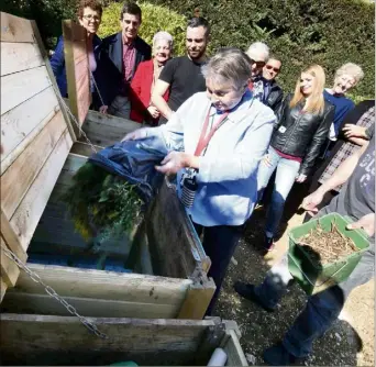  ?? (Photos Luc Boutria) ?? Le Sittomat a accompagné l’installati­on d’un cinquième composteur collectif dans une La Valette. résidence de