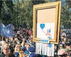  ??  ?? Perfomance imitada Un grup de manifestan­ts contraris al Brexit s’aprofiten de la idea de Banksy per defensar continuar a la UE