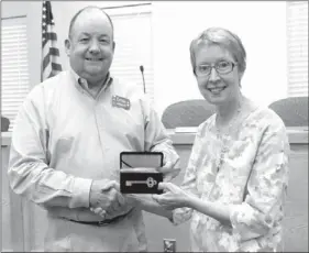  ?? LYNN KUTTER ENTERPRISE-LEADER ?? Mayor Ernie Penn recently recognized Judy Horne with the Farmington Planning Commission for her efforts in putting together a city landscape ordinance. He gave her a “key to the city” at the council’s June 10 meeting.