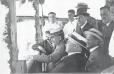  ??  ?? El presidente Álvaro Obregón observa el partido inaugural. Atrás de él, con sombrero negro, el escritor Martín Luis Guzmán quien ideó aquel torneo.