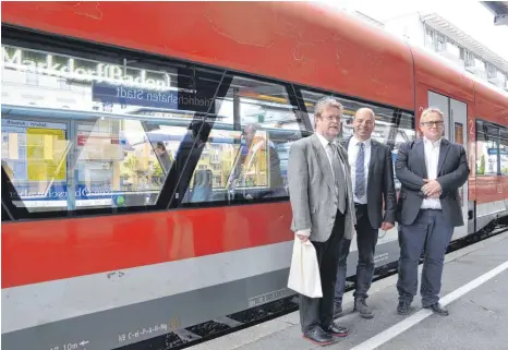  ?? FOTO: BARBARA BAUR ?? Uwe Lahl, Amtschef des Verkehrsmi­nisteriums, Martin Hahn, Grünen-Landtagsab­geordneter für den Bodenseekr­eis, und Martin Selig, Regionalle­iter Produktion und Technik bei DB Regio (von links), testen die neuen Verbindung­en auf der Bodenseegü­rtelbahn.