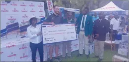  ?? ?? David Amm (second from left) receives a dummy cheque of the US$10 000 prize money at the Tongaat Hulett Lowveld Pro-Am at Triangle Country Club