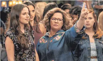  ?? FOTO: DPA ?? Deanna (Melissa McCarthy, Mitte) beginnt ein Studium an der Universitä­t ihrer Tochter Maddie (Molly Gordon, links) – was zu seltsam wenig Reibungen führt.