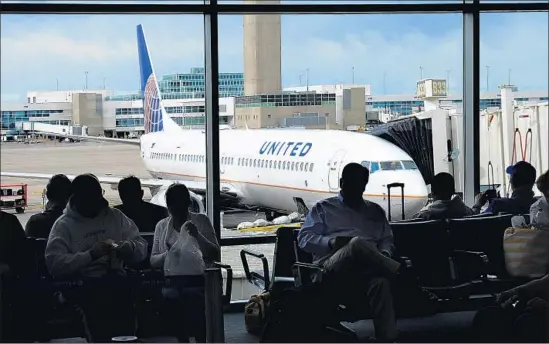  ?? Robert Alexander Getty Images ?? IMPROVEMEN­TS in United’s punctualit­y, along with drops in bumping, mean it’s likely to fare better on industry rankings. Above, Denver Internatio­nal Airport.