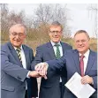  ?? ARCHIV: STADT ?? So war es 2013, v.l.: Bürgermeis­ter Herbert Napp, Alois Herbst (RWE) und Peter-olaf Hoffmann.