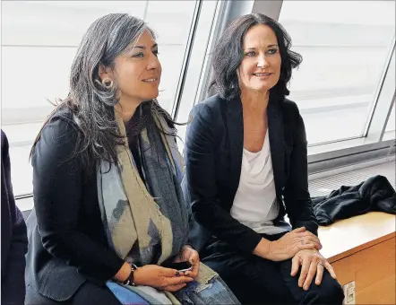  ?? [ APA ] ?? Die grünen Spitzen Maria Vassilakou (Wien) und Eva Glawischni­g (Bund; von li.) am Freitag vor einer Krisensitz­ung.