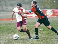  ?? Foto: Reinhold Rummel ?? Nicht aufzuhalte­n war Dasings David Schmid an seinem 19. Geburtstag, hier versucht sich Affings Sebastian Ströhl vergeblich.