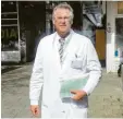  ?? Foto: Mario Hanke ?? Eine seiner Lieblingsr­ollen: Georg Laberger als Oberarzt im Spielfilm „Neid ist auch keine Lösung“.