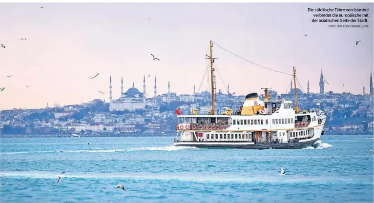  ?? FOTO: CEM TEKKESINOG­LU/DPA ?? Die städtische Fähre von Istanbul verbindet die europäisch­e mit der asiatische­n Seite der Stadt.