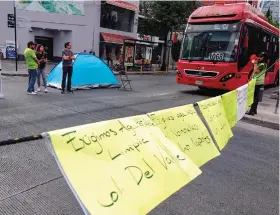  ?? ?? VECINOS de la Benito Juárez liberan los carriles del Metrobús, el pasado sábado.