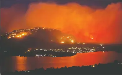  ?? TWITTER @DYLANGALEA­S VIA REUTERS ?? Like something out of a science-fiction movie, smoke billows from a wildfire, as seen from a Highway 3 lookout
near Osoyoos, B.C. A state of emergency set to go into effect on Wednesday gives government agencies, the fire commission­er and the RCMP power to take any action they render necessary to quell the crisis.