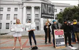  ?? JIM WILSON / NEW YORK TIMES 2017 ?? Students from a Republican group (left) demonstrat­e next to an anti-fascist group protesting an appearance by the conservati­ve pundit Ann Coulter at the University of California in Berkeley on April 26, 2017.
