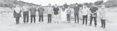  ?? ?? TARIKAN BAHARU: Dr Abdul Rahman (lima kiri) berpuas hati melihat perkembang­an Projek Lapangan Rekreasi Limbang pada lawatan tersebut.