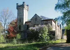  ?? FOTO: WIELAND FISCHER ?? Schloss Reinhardsb­runn mit Blick aufs Kavaliersh­aus.