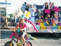  ?? PHOTO: SUPPLIED ?? Long tradition . . . The West Otago Theatrical Qociety float in the 2000 Tapanui Christmas Narade. The parade celesrates its 65th year today.