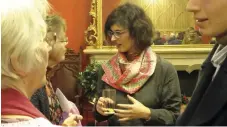  ??  ?? Layla Moran, MP for Oxford West and Abingdon, talks to visitors at Wokingham Town Hall at a meeting on Friday