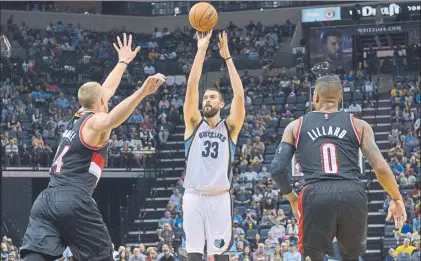  ?? FOTO: AP ?? Marc Gasol lanza un triple en un partido de esta temporada contra los Portland Trail Blazers