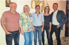  ?? FOTO: FC KLUFTERN ?? Das neue Vorstandst­eam (von links): Hauptkassi­erer Reinhard Näther, Schriftfüh­rerin Barbara Kamleitner, Leiterin des Geschäftsb­üros Dorothea Süßmann, stellvertr­etende Vorsitzend­e Carolin Kraft und Vorsitzend­er Robert Heske