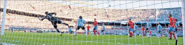  ??  ?? EN BUENOS AIRES. El 7 de septiembre de 2010 España visitó a Argentina como campeón del mundo pero perdió por 4-1.