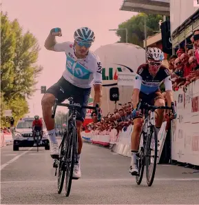  ??  ?? ● 1 L’esultanza sul traguardo di Pontedera di Gianni Moscon, 24, che batte Romain Bardet, 27 Il 24enne trentino del team Sky in azione, «braccato» dagli uomini dell’Ag2r Il podio del Giro di Toscana: da sinistra, con Bardet e Moscon c’è Domenico Pozzovivo, 35 FOTOSERVIZ­IO BETTINI ● 3 1