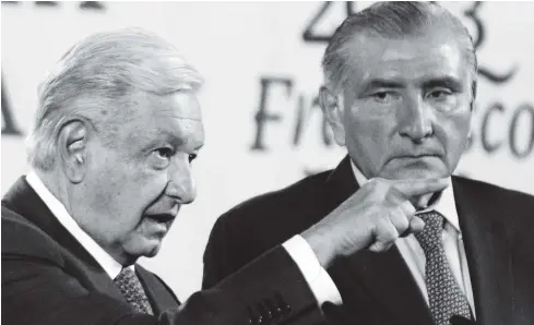  ?? FOTO: CUARTOSCUR­O ?? Andrés Manuel López Obrador, presidente de México, junto a Adán Augusto López, secretario de Gobernació­n, en conferenci­a matutina.