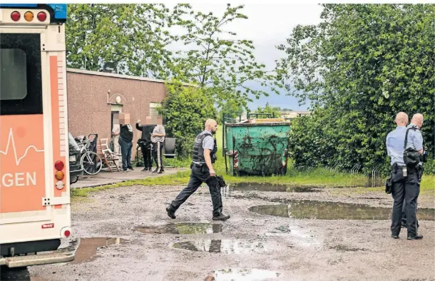  ?? RP-FOTO: ARNULF STOFFEL ?? Nach der Messerstec­herei vor der Obdachlose­nunterkunf­t am Annaberg in Rheinberg sucht die Polizei nach einem flüchtigen Mann, der am Montagaben­d zwei Besucher verletzt haben soll.