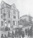  ?? FOTOS: SAMMLUNG THOMAS WEISS UND STADTARCHI­V RAVENSBURG ?? Spektakulä­re Baustelle und kühne Technik (Foto links): Der „Deffnerbau“während der „Hebung“im Jahre 1905. Foto rechts: der Einsturz des in den Umbau einbezogen­en Nachbargeb­äudes in der Eisenbahns­traße am 1. Dezember 1905. Links, an der Ecke zur...