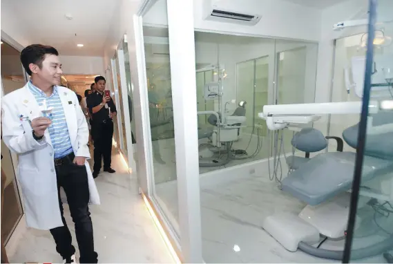  ?? SUNSTAR FOTO / AMPER CAMPAÑA ?? EXPANSION: CebuDoc Group president and chairman Potenciano “Yong” Larrazabal III shows off the state-of-the-art CebuDoc Dental Institute located at the fifth floor of the hospital’s Medical Arts Building 2.